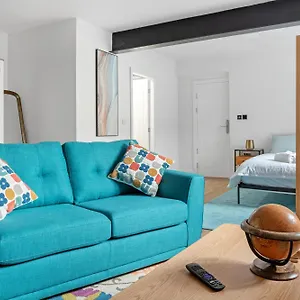 Modern In Arnold Apartment